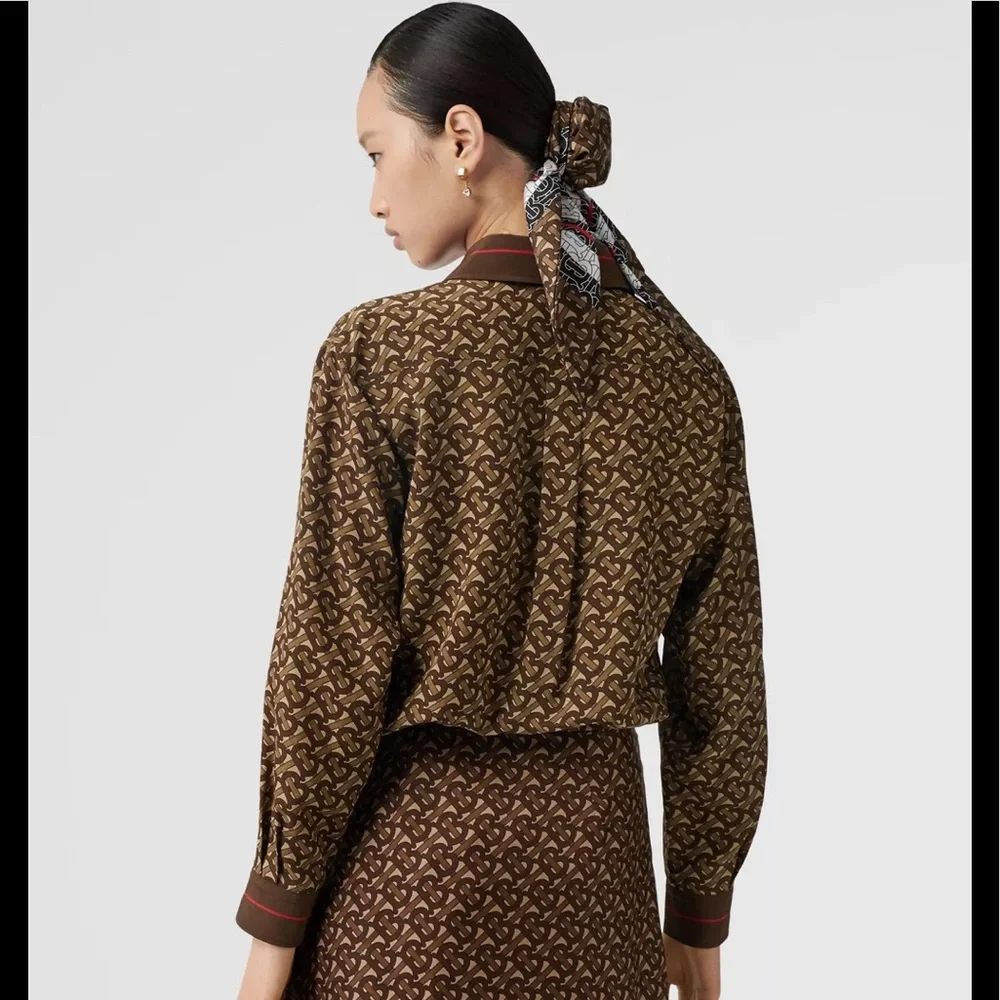❤️❤️ BURBERRY
Silk Printed Button-Up Top size 4 - Picture 4 of 7